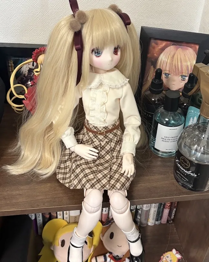 棚に座る金髪のドール